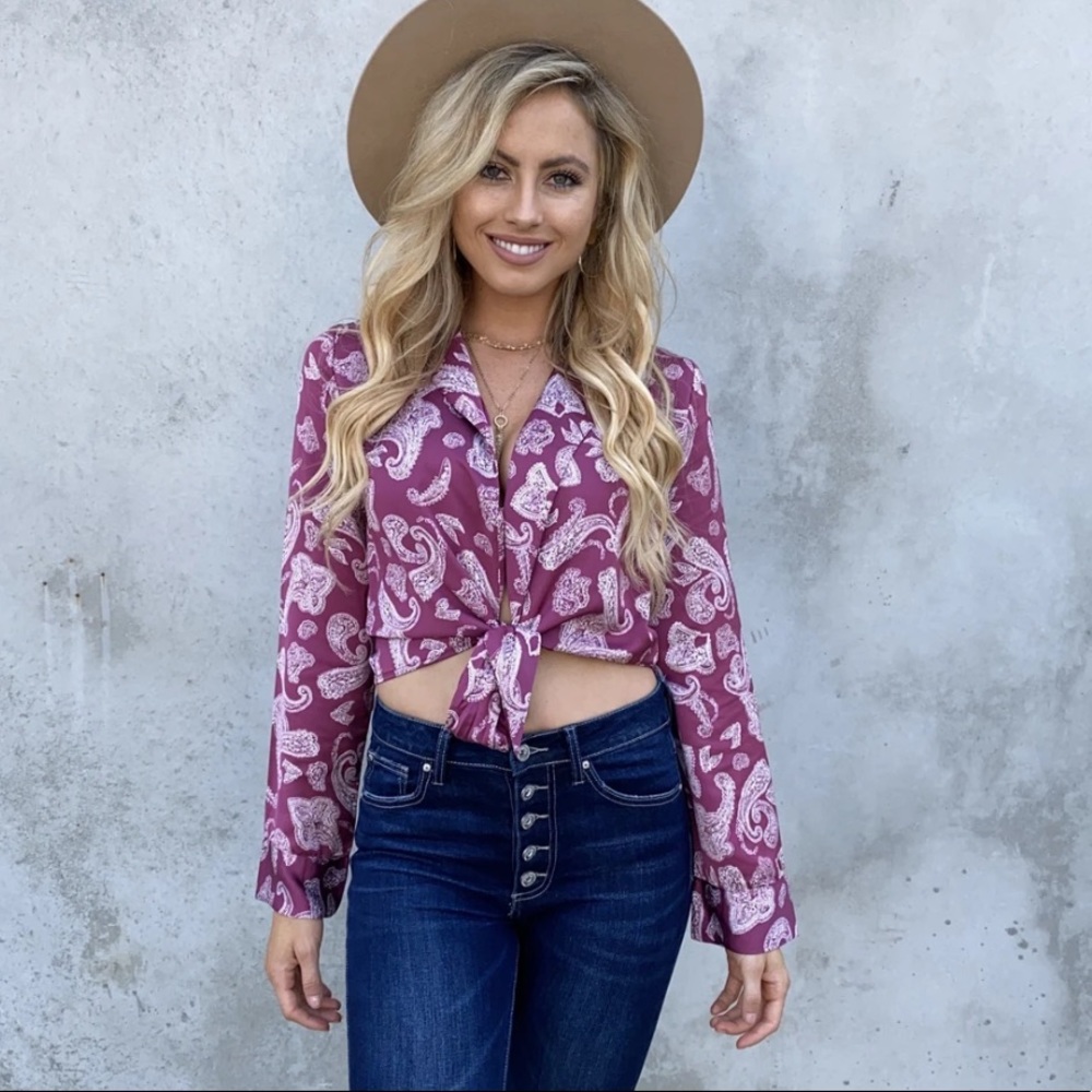 Honey Punch NWT magenta paisley tie front top